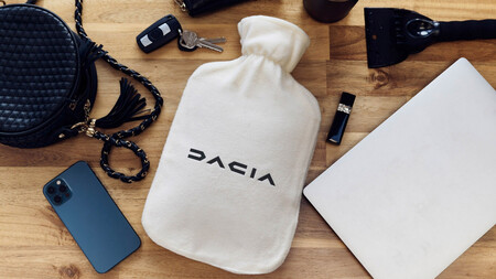 Dacia "trolea" a BMW: regala bolsas de agua caliente para reírse del equipo por subscripción
