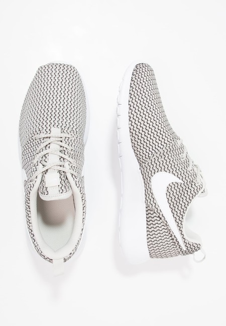 60% de descuento en las zapatillas Nike Roshe One, ahora por sólo 25,95 euros y envío gratis