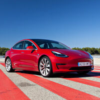 Tesla está ofreciendo cambiar las baterías viejas en garantía: te ponen una que dura más, pero es peor