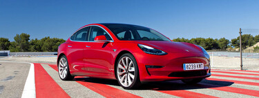 Tesla está ofreciendo cambiar las baterías viejas en garantía: te ponen una que dura más, pero es peor