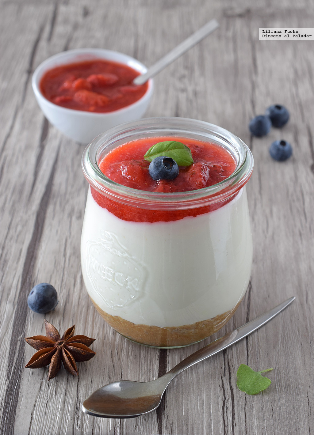 Recetas para toda la familia: vasitos de tarta de queso con salsa de fresas, croquetas de salmón y más cosas ricas