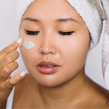 Tres protectores solares coreanos que funcionan genial antes del maquillaje y logran que la piel se vea más bonita