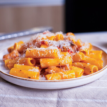 La pasta carbonara puede estar aún más rica si le echas tomate. No es un invento moderno, es un plato tradicional romano 