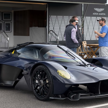 Se compró un Aston Martin Valkyrie por tres millones y ahora demanda a la marca: el motor V12 hace tanto ruido que ni oye venir a las ambulancias