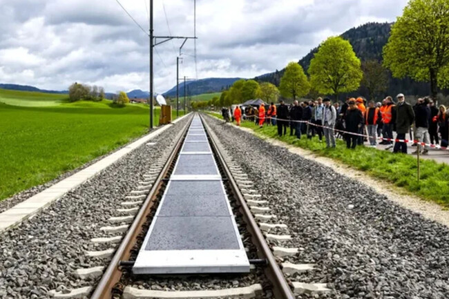 Suiza Ha Instalado La Primera Planta Solar Ferroviaria Del Mundo Un Ano Despues Su Exito Es Tal Que Francia Ya Esta Interesada En Ella