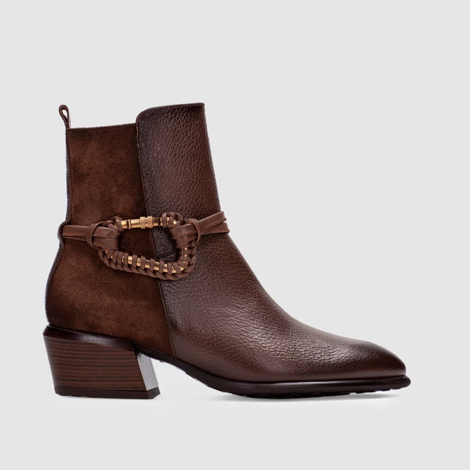 Botines de piel con detalle de tiras y mosquetón de Hispanitas

