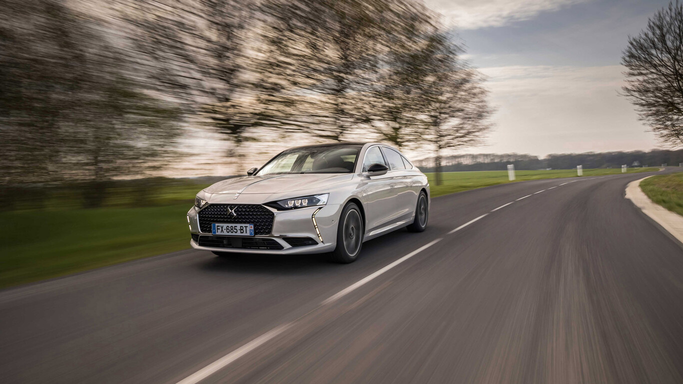 Probamos el DS 9 Plug-In Hybrid 360 CV: una berlina para devorar kilómetros y kilómetros de carretera más a gusto que con cualquier SUV