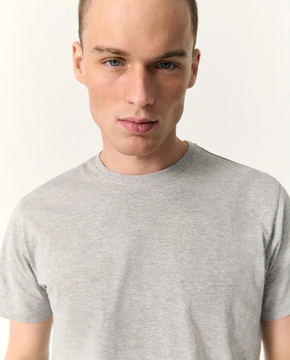 Camiseta de hombre gris de cuello redondo