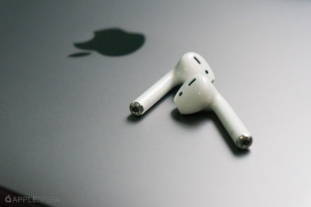 Una nueva versión de los AirPods llegará este año y otra resistente al agua el año que viene, según Mark Gurman