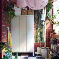 Ikea acaba de sacar un mueble de exterior perfecto para guardar todos los accesorios de jardinería sin estar a la vista 