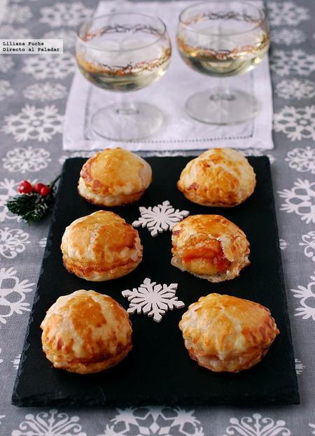 Bocaditos de brie con mermelada de tomate. Receta de aperitivo de Navidad