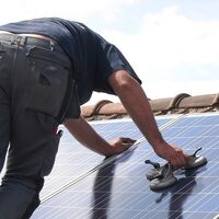 Poner placas solares reduce la factura eléctrica pero hay fuertes requisitos para la rentabilidad: te los explicamos a fondo