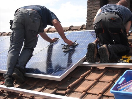 Poner placas solares reduce la factura eléctrica pero hay fuertes requisitos para la rentabilidad: te los explicamos a fondo