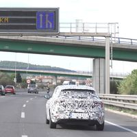 El nuevo SEAT León se deja ver camuflado en vídeo para explicar cómo los coches de la marca hablarán con los semáforos