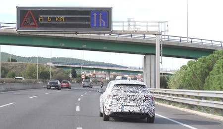 El nuevo SEAT León se deja ver camuflado en vídeo para explicar cómo los coches de la marca hablarán con los semáforos