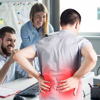 La lumbalgia grave es causa de incapacidad permanente en estos casos. Esto es lo que deben saber las pymes sobre costes y leyes recientes