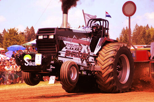 Motores en llamas, mucho humo y salvaje fuerza bruta. ¡Bienvenidos al tractor pulling!