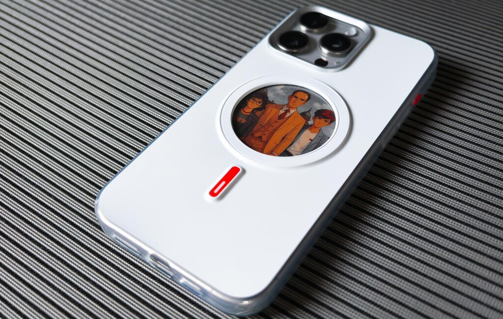 He encontrado la funda perfecta para mi iPhone, una que no solo protege: tiene una pantalla e-ink a color donde puedo poner mis fotos