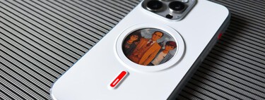 He encontrado la funda perfecta para mi iPhone, una que no solo protege: tiene una pantalla e-ink a color donde puedo poner mis fotos