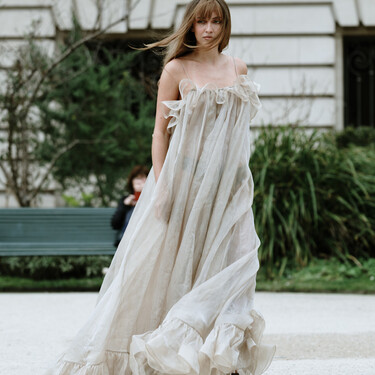 10 vestidos bohemios y elegantes de Zara, Mango y Stradivarius para llevarlos todo el verano 2025