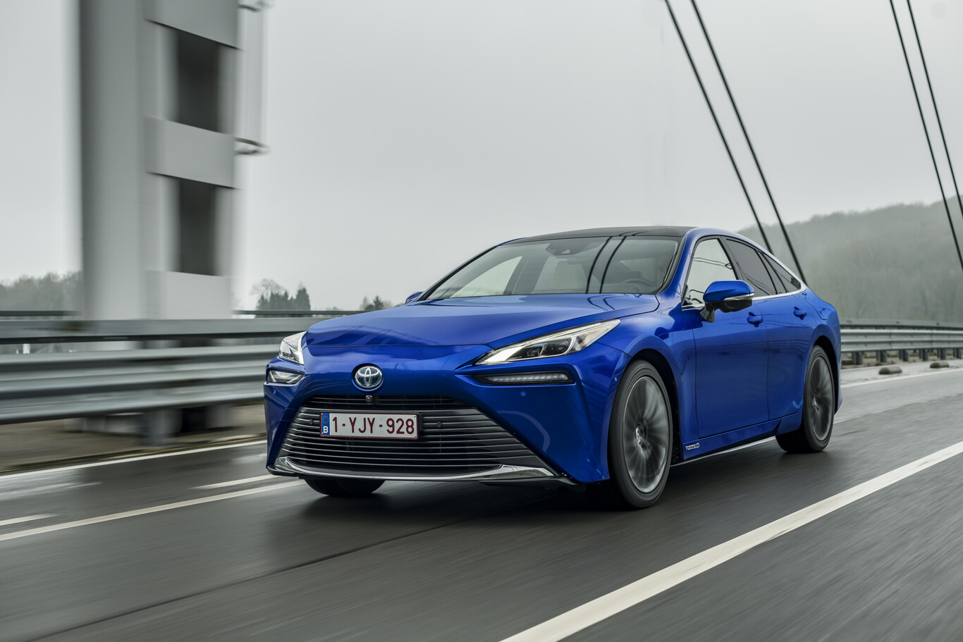 Probamos el nuevo Toyota Mirai: con 650 km de autonomía y silencio absoluto, así es conducir sobre tres tanques de hidrógeno