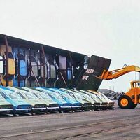 A Chevrolet le pareció buena idea transportar coches como rebanadas de pan en una tostadora. Fue un desastre logístico 