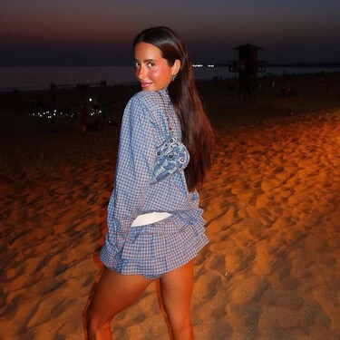 Las zapatillas que no te quitarás este verano son las nuevas New Balance en color grafito: las que mejor combinan con tus jeans