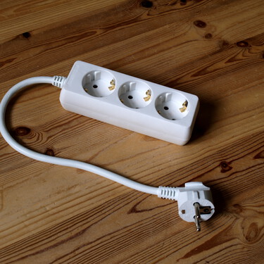 Enchufar estos dispositivos en una regleta no es una buena idea: estas son las razones  