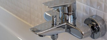 El truco del papel higiénico para eliminar el moho negro de las juntas del baño 