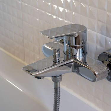 El truco del papel higiénico para eliminar el moho negro de las juntas del baño 