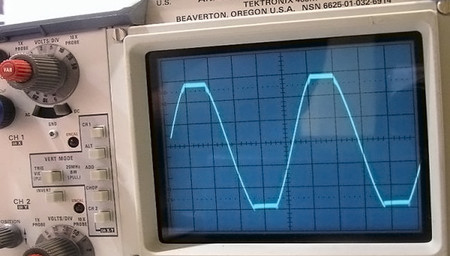 Señal con clipping vista en osciloscopio