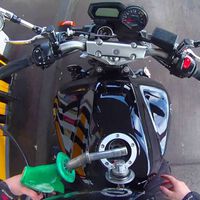 Derramar gasolina en la moto es un poco peligroso, pero además destrozará la pintura. Así que hay un truco infalible