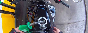 Derramar gasolina en la moto es un poco peligroso, pero además destrozará la pintura. Así que hay un truco infalible