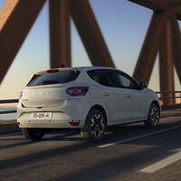 El Dacia Sandero lleva 12 años siendo el coche más vendido de España porque es barato y práctico. Ahora se ha actualizado y no es más caro, es incluso más barato