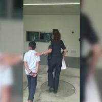Un niño de siete años es esposado y detenido por la policia de Miami por agredir a su profesora