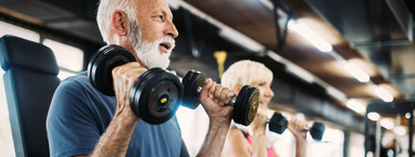 La fuerza de agarre que tengan en las manos podría predecir el riesgo de caída en adultos mayores 