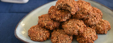 Las galletas proteicas ideales para un desayuno sin azúcar, se preparan con avena y sólo cinco ingredientes más 