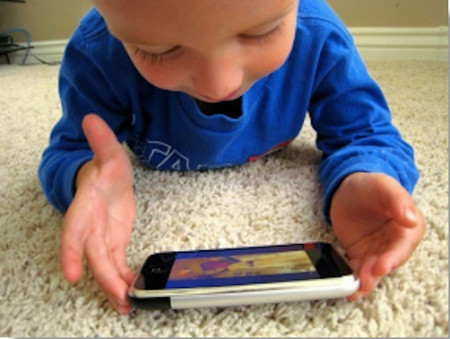 Los smartphones y tabletas no son niñeras para niños pequeños: los pediatras japoneses recomiendan evitar su uso prolongado