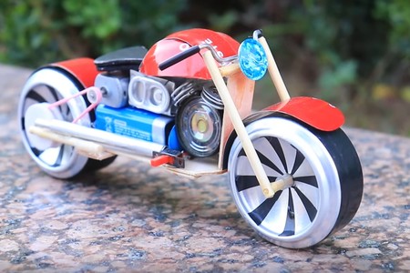 Con esta moto eléctrica a escala hecha con latas de refresco ya no hay excusa para empezar a reciclar