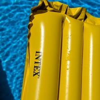 Parece una piscina de urbanización, pero es desmontable: mide casi 10 metros y funciona con sal