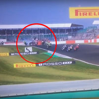Aunque no lo parezca nadie salió herido de este terrible accidente en el Campeonato Británico de Superbikes 