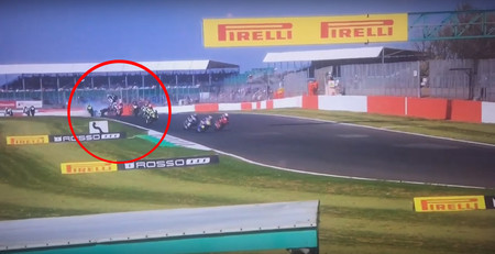 Aunque no lo parezca nadie salió herido de este terrible accidente en el Campeonato Británico de Superbikes