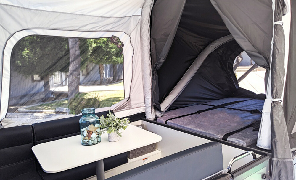 El OP Lite es un remolque camper todoterreno autoinflable con todo lo