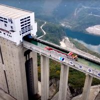 Un ascensor colosal para que los barcos naveguen a través de las montañas. Así ha salvado China otro de los innumerables problemas de construir la presa más grande del mundo