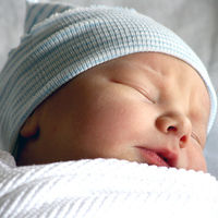 "No beses a mi bebé": el grave peligro que puede causar dar besos a los recién nacidos