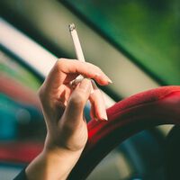 Sí, nos pueden multar por conducir fumando y esta es la razón