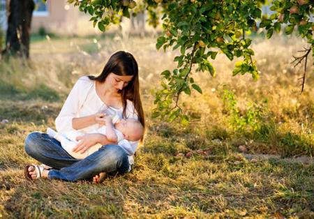 Lo que no se le debe decir a una mujer que da leche artificial a su bebé