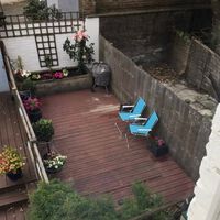 Los dueños de este patio viejo y oscuro lo han convertido en un auténtico oasis urbano con pintura, plantas y mucho cariño 