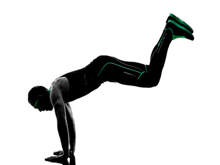 Trabaja tus hombros y brazos intensamente realizando donkey kick jump con animal flow