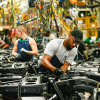 "No quieren trabajar aquí, Jim". Ford pagaba tan poco a sus empleados más jóvenes que tenían que trabajar en Amazon para llegar a fin de mes